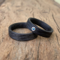 Preview: Trauringe aus Carbon mit Rinde-Oberfläche und blauem Diamant