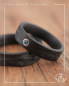 Preview: Trauringe aus Carbon mit Rinde-Oberfläche und blauem Diamant