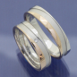 Preview: Harmonie in Gold – Trauringe mit umlaufendem Mattstreifen