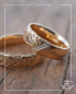 Preview: Besondere Trauringe aus 375 Apricotgold – mit Rosenmuster & Brillanten