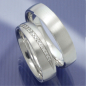Preview: Mattierte Eheringe mit Brillantstreifen P4112876