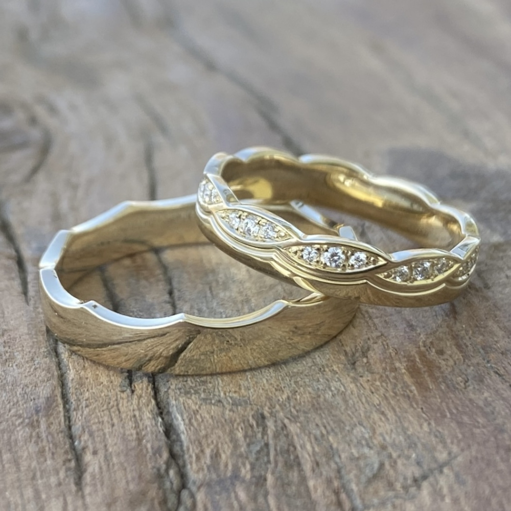 Preview: Trauringe aus Gelbgold – mit 30 Brillanten rundum gefasst