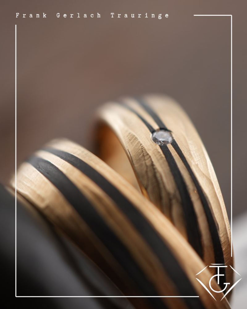 Preview: Trauringe aus 585 Apricotgold & Carbon – markant, modern & einzigartig
