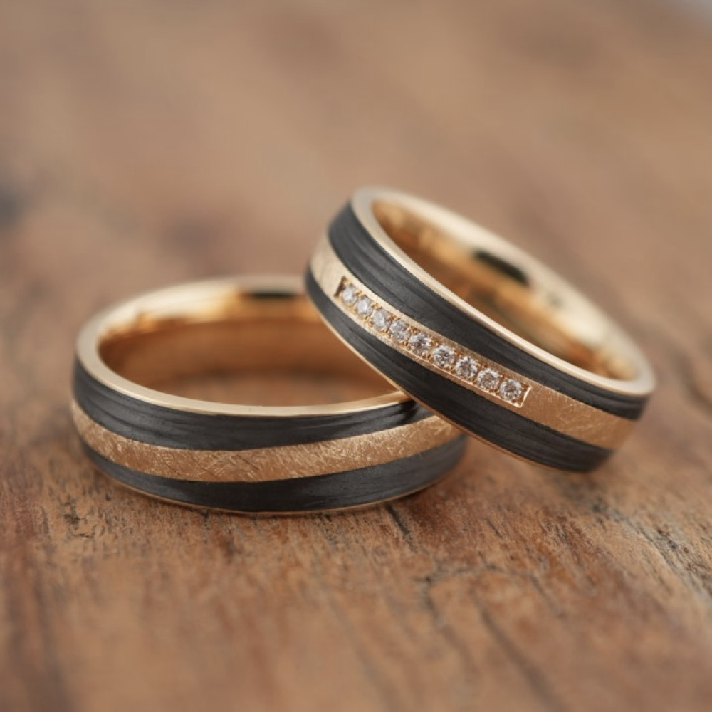 Exklusive Trauringe aus 585 Apricotgold & Carbon – mit Brillantstreifen