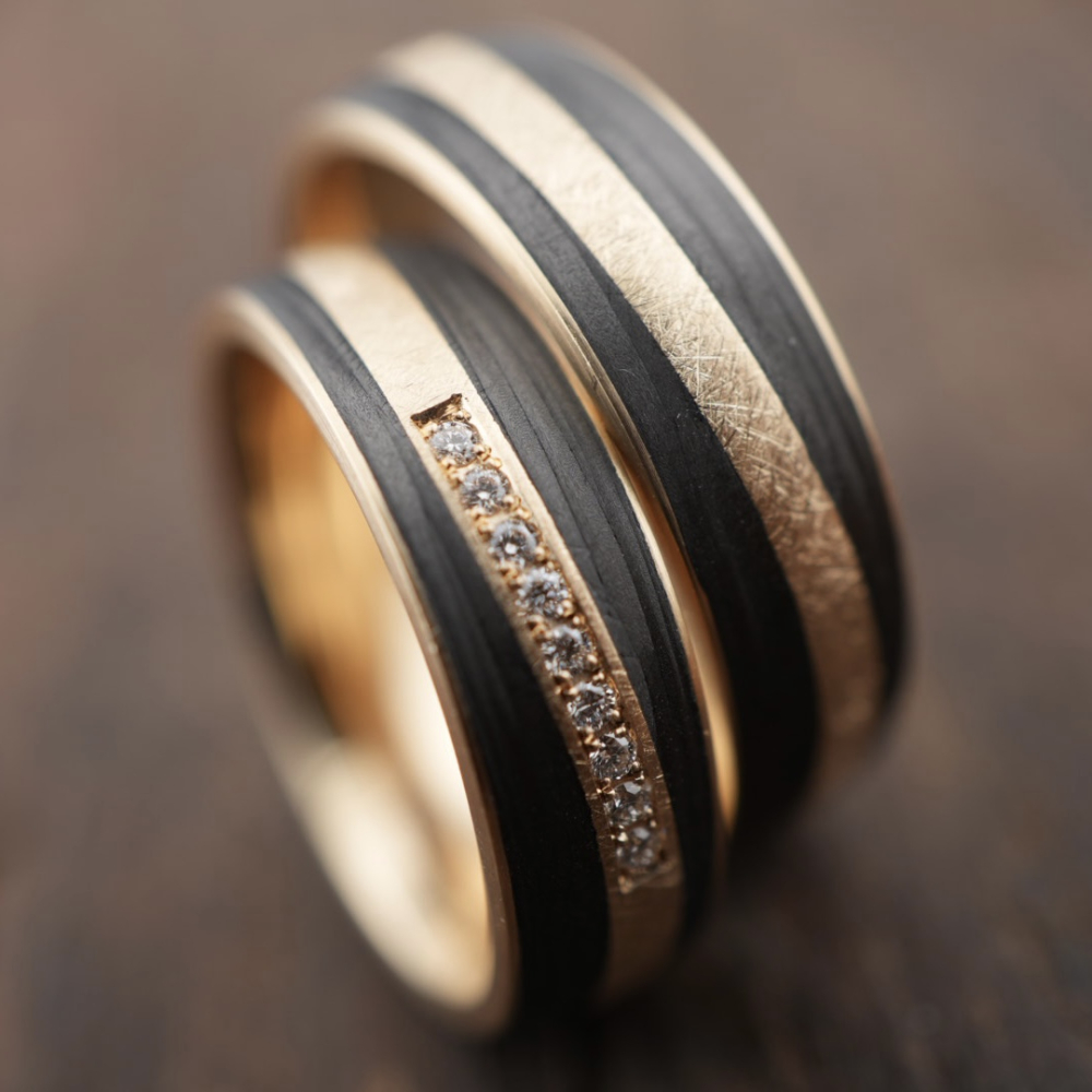Preview: Exklusive Trauringe aus 585 Apricotgold & Carbon – mit Brillantstreifen