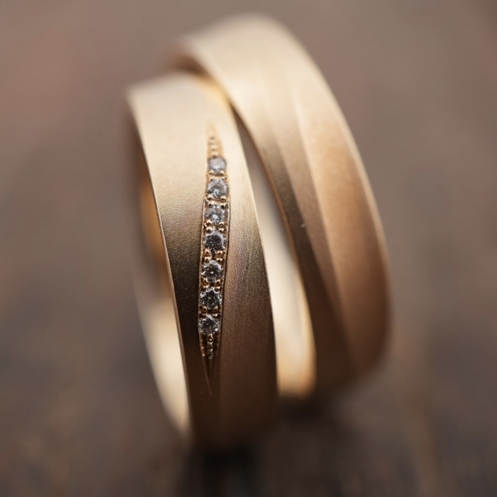 Preview: Apricotgold Trauringe mit Welle