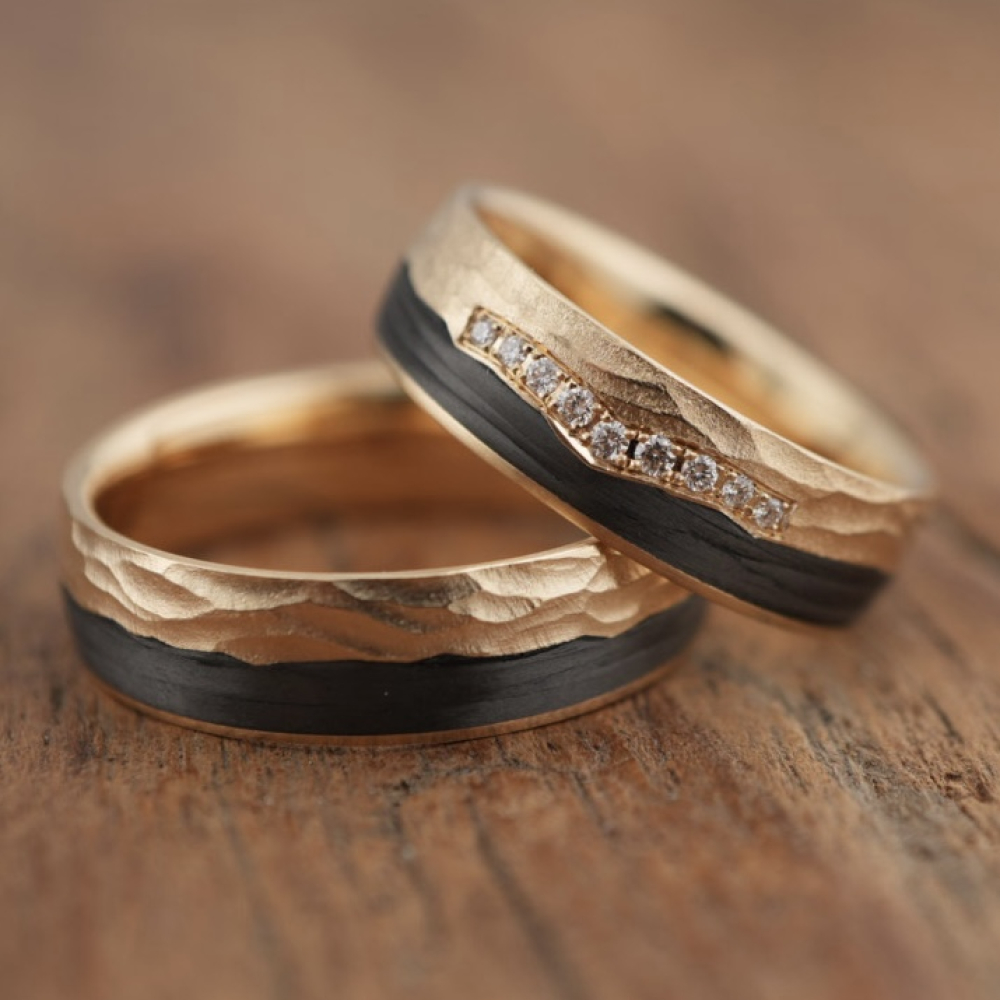 Eheringe aus 585 Apricotgold und Carbon