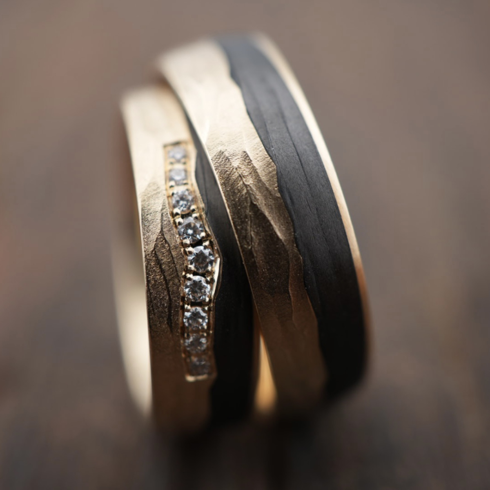 Preview: Eheringe aus 585 Apricotgold und Carbon