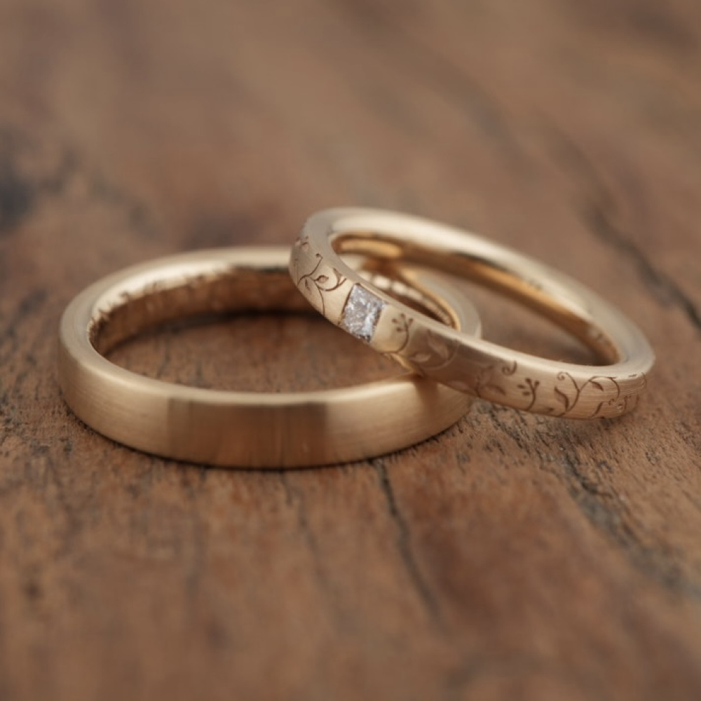 Exklusive Trauringe aus 585 Apricotgold mit Floramuster & 0,105 ct G/VVSI Diamant
