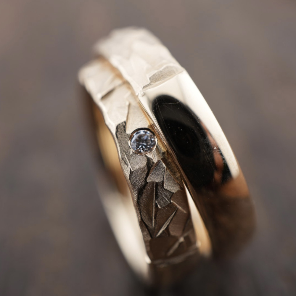 Preview: Exklusive Trauringe aus 585 Apricotgold mit Eisbruch-Design & funkelndem Brillant