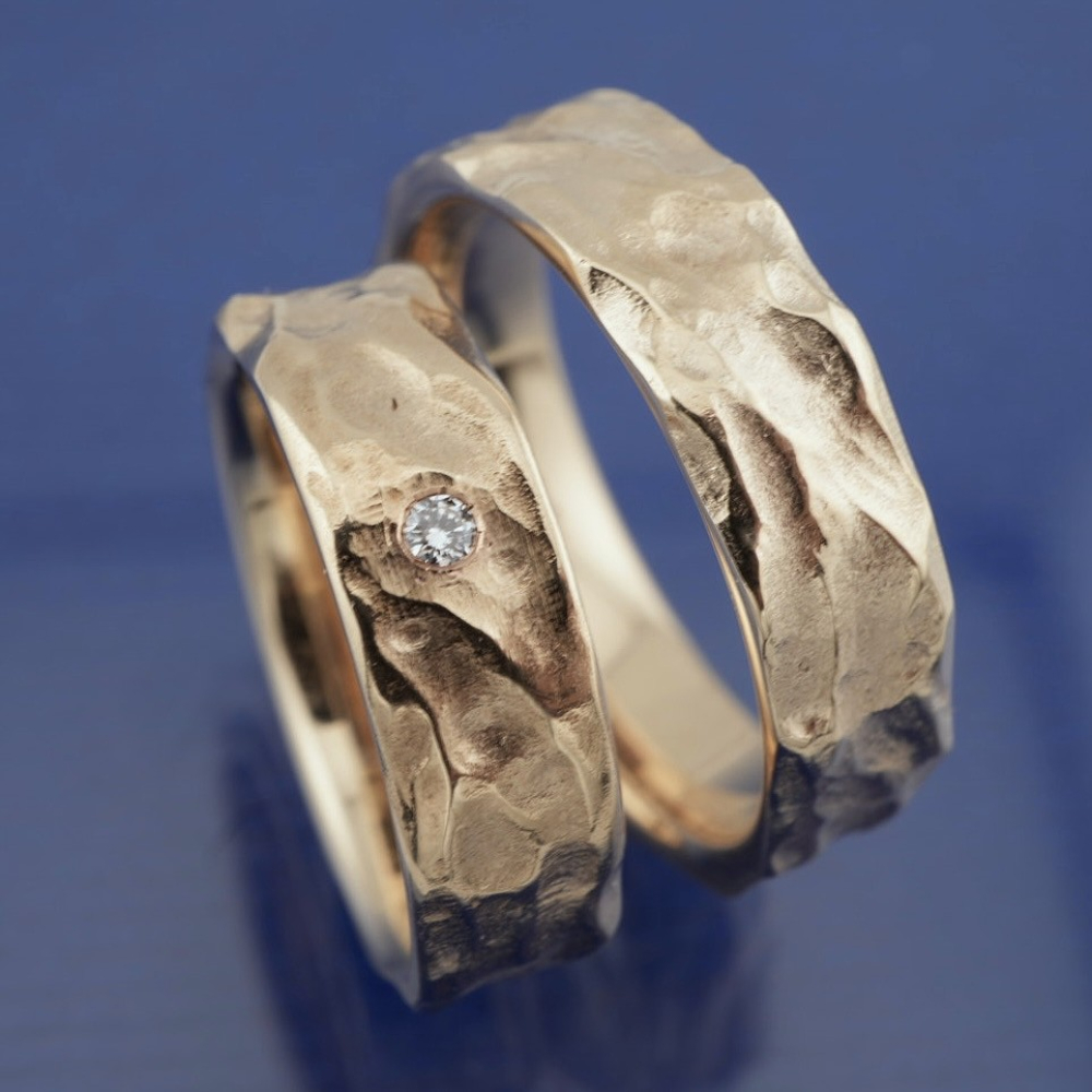 Preview: Massive Trauringe aus 585 Aprikotgold mit markanter Struktur & Brillant – 6 mm