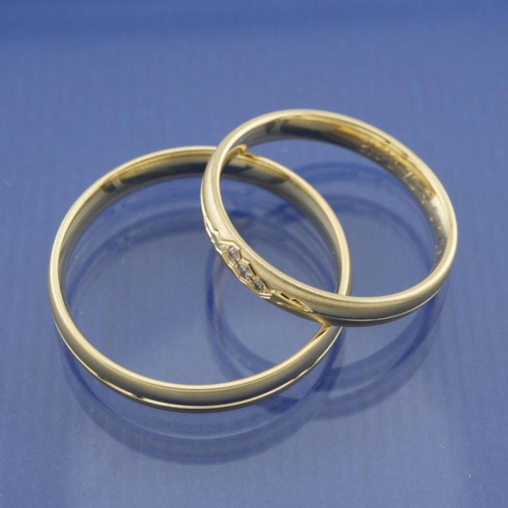 Preview: Elegante Trauringe aus 375 Gelbgold mit 3 funkelnden Brillanten – 0,018 ct W-SI