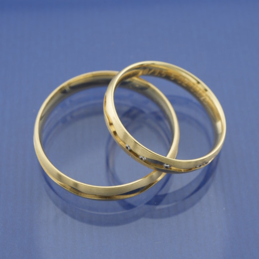 Preview: Trauringe aus 375 Gelbgold mit geschwungener Glanzlinie & funkelnden Brillanten