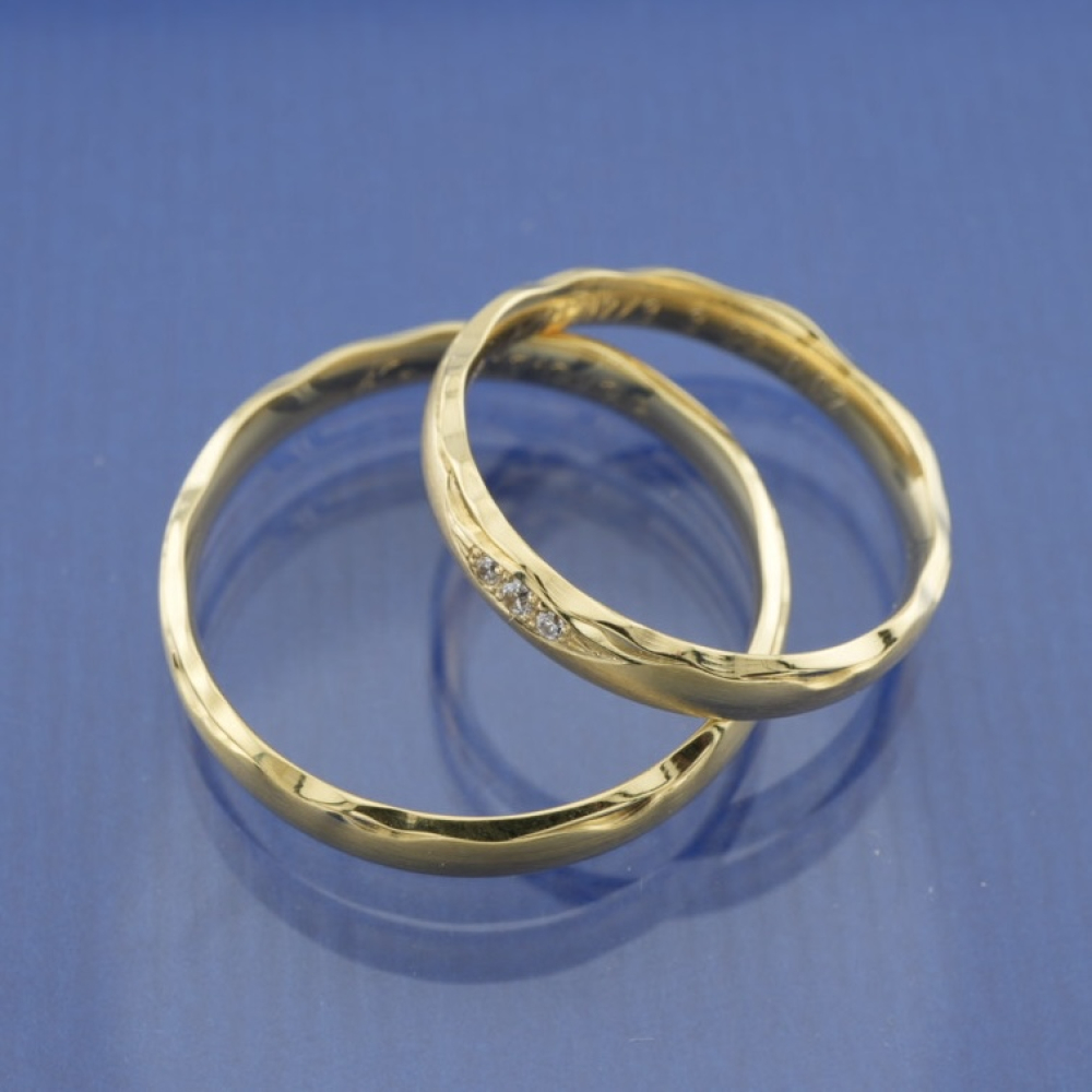 Preview: Trauringe aus 375 Gelbgold mit Glanzstreifen, Abbruchkante & funkelndem Brillantfeld