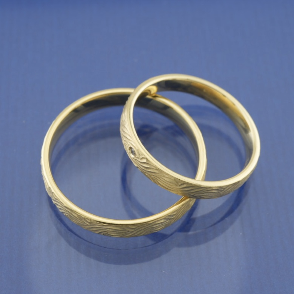 Preview: Besondere Trauringe aus 375 Gelbgold mit markanter Struktur & funkelndem Brillant