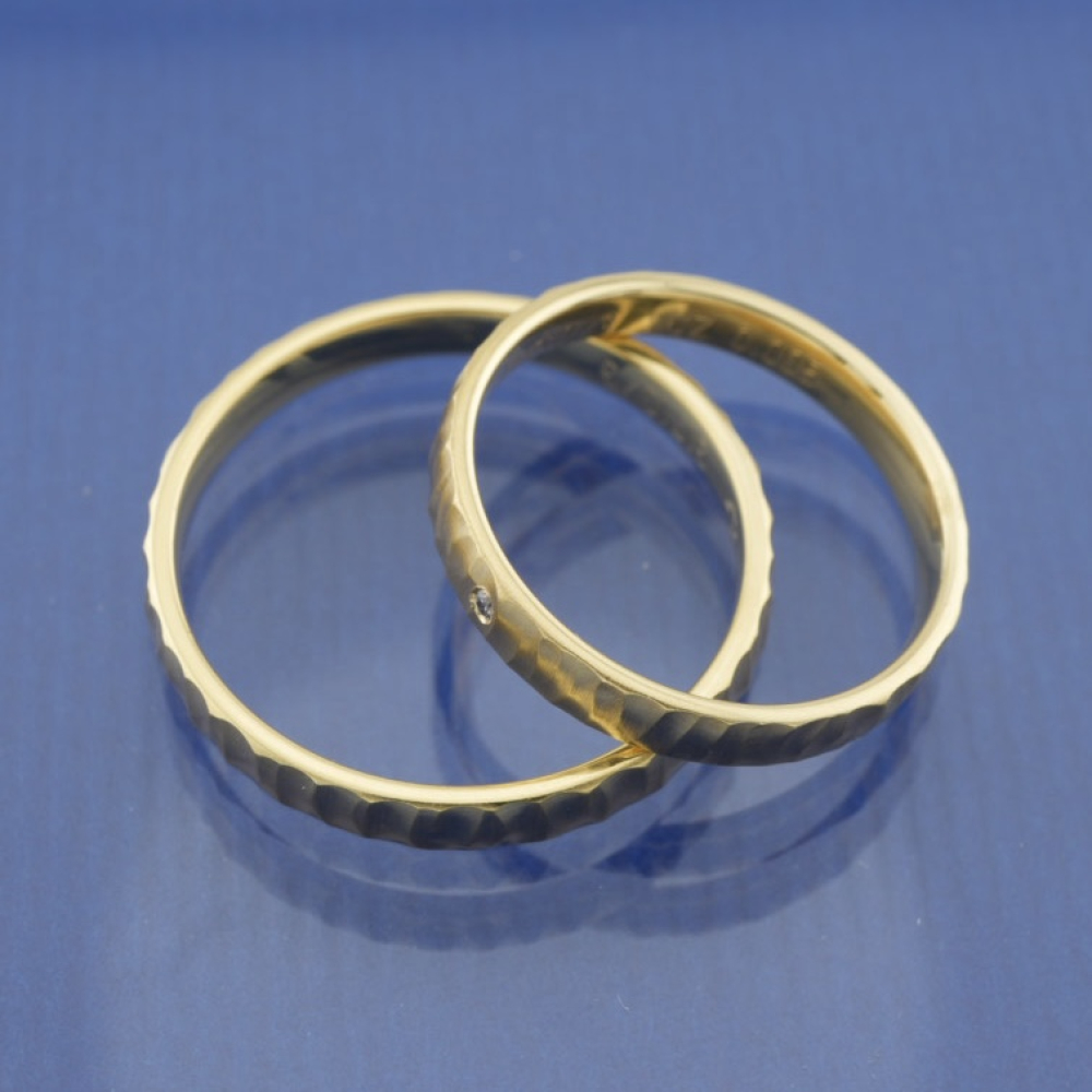 Preview: Moderne Trauringe aus 375 Gelbgold mit Wellenstruktur & funkelndem Brillant