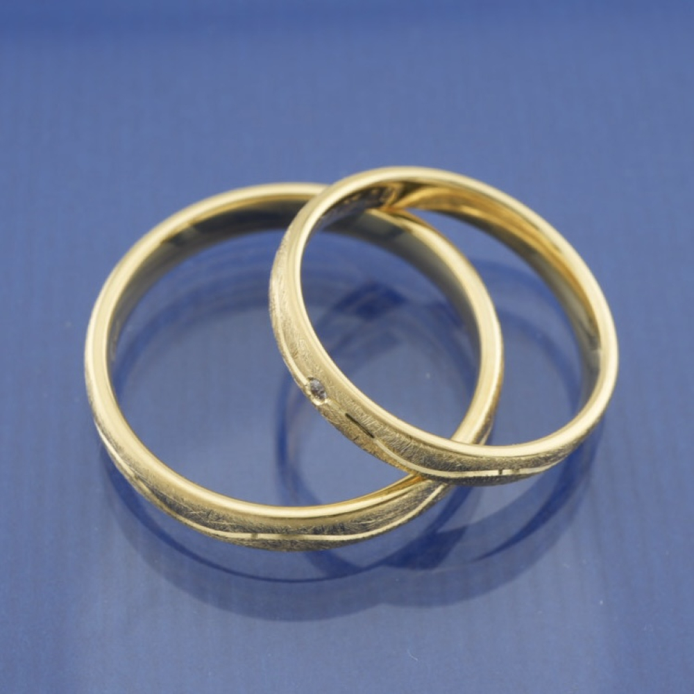 Preview: Elegante Trauringe aus 375 Gelbgold mit Eismatt-Design, Wellenrille & Brillant