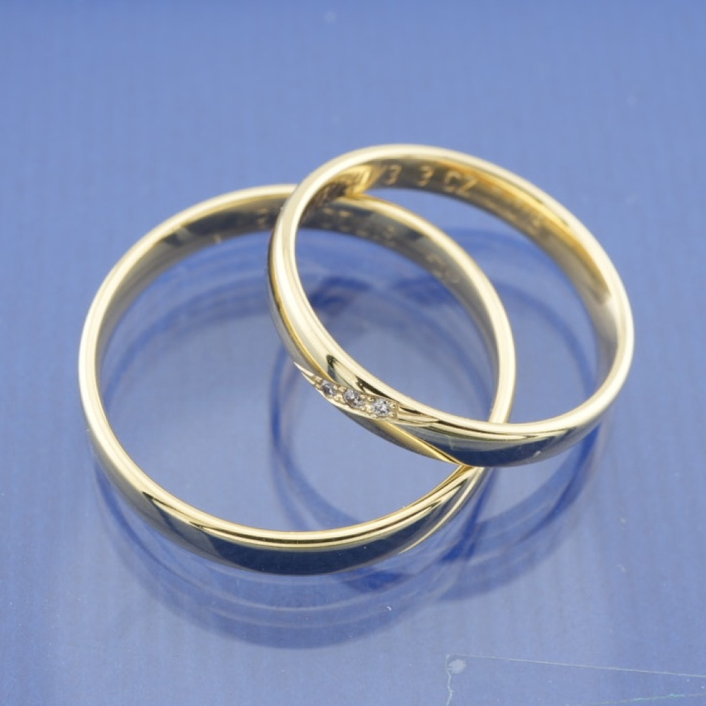 Preview: Klassische Trauringe aus 375 Gelbgold mit edlem 0,018 ct W-SI Brillantstreifen