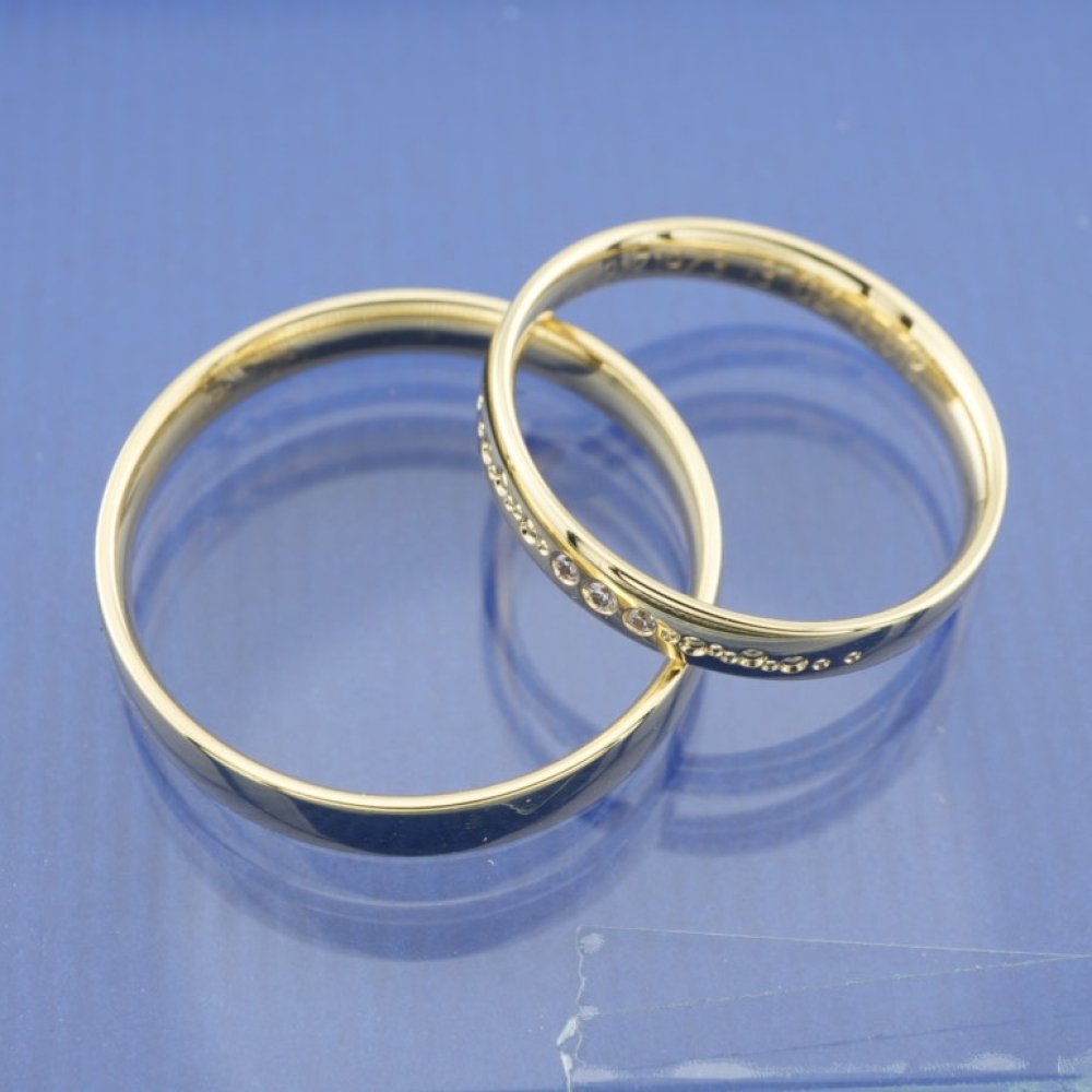 Preview: Elegante Trauringe aus 375 Gelbgold mit modernem Brillant-Kreisdesign – 0,018 ct W-SI