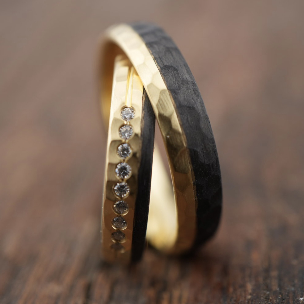 Preview: Trauringe mit breitem Carbonband und funkelnden Steinen – individuell konfigurierbar