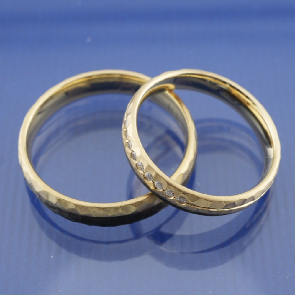 Preview: Trauringe mit breitem Carbonband und funkelnden Steinen – individuell konfigurierbar