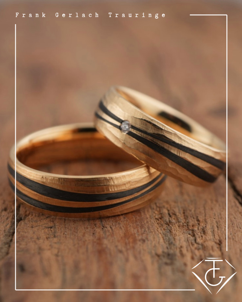 Preview: Trauringe aus 585 Apricotgold & Carbon – markant, modern & einzigartig