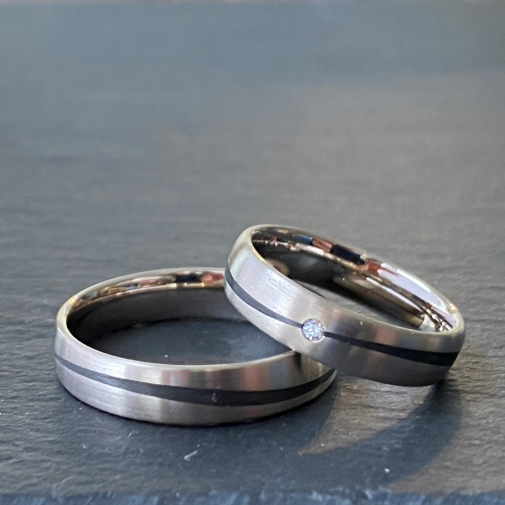 Preview: Trauringe aus 600 Platin & Carbon mit 0,02 ct Brillant | Moderne Eleganz für Paare