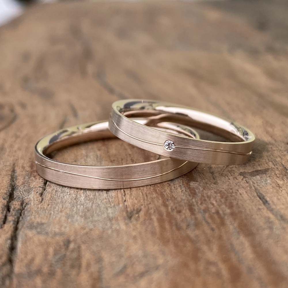 Preview: Trauringe aus 585 Caramelgold mit längsmatter Oberfläche, Glanzwelle und Brillant