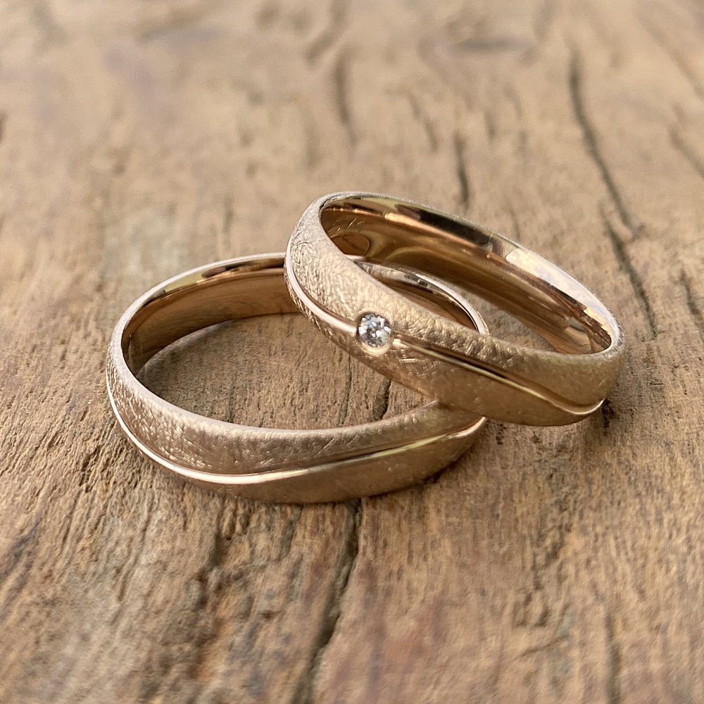 Preview: Trauringe 585 Caramellgold – eismatt mit Wellenrille & Brillant