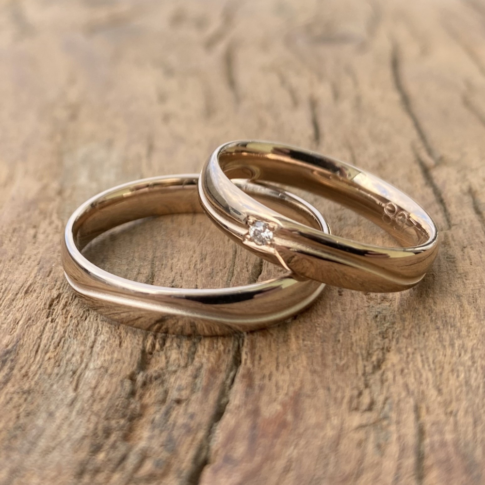 Preview: Trauringe 585 Caramellgold – mit Wellenrille & polierter Oberfläche