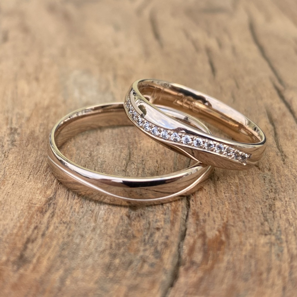 Preview: Trauringe 585 Caramellgold – mit Wellenrille & Brillantbesatz