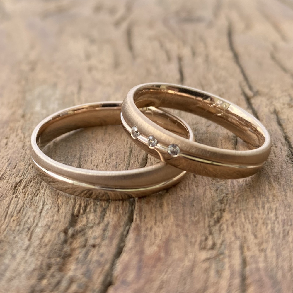 Preview: Trauringe 585 Caramellgold – quermatt & poliert mit Brillanten