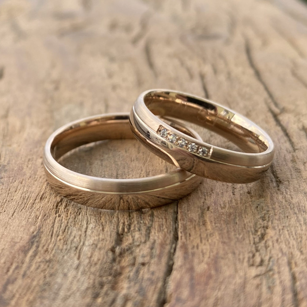 Preview: Trauringe 585 Caramellgold – feinmatt & poliert mit Brillanten