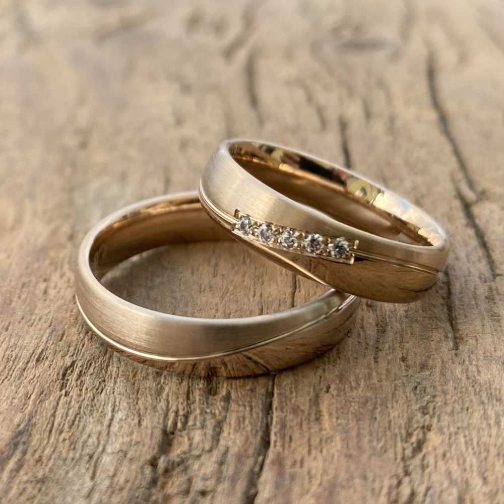 Preview: Trauringe 585 Caramellgold – poliert & feinmatt mit Brillanten