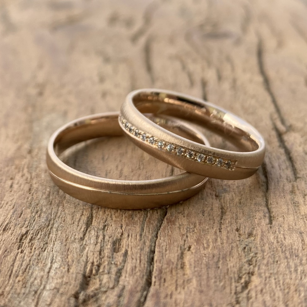 Preview: Trauringe 585 Caramellgold – quermatt mit umlaufender Glanzrille & Brillanten