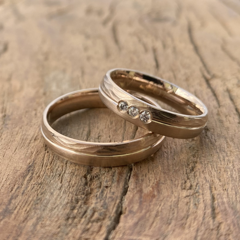 Preview: Trauringe 585 Caramellgold – Rindenstruktur & Brillanten