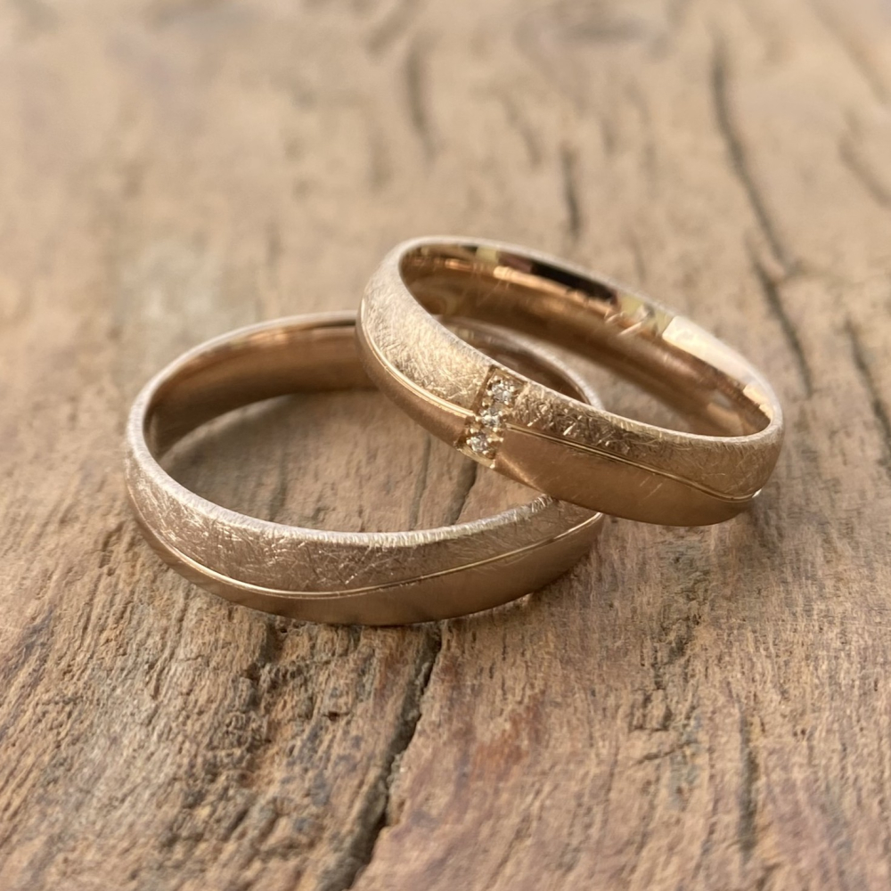 Preview: Trauringe 585 Caramellgold – eismatt & quermatt mit Brillanten