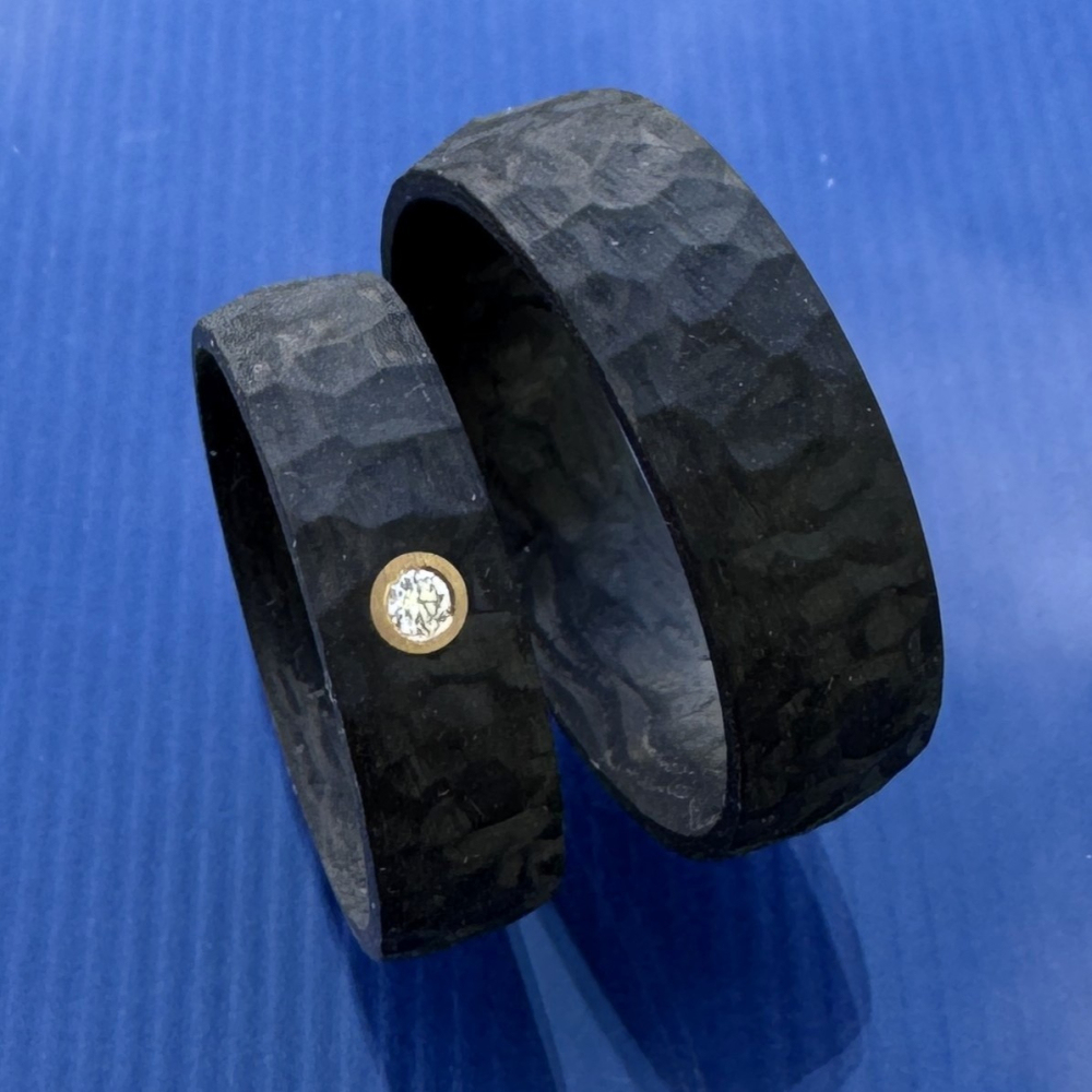 Preview: Trauringe aus Carbon mit Borke-Oberfläche und Apricotgold-Fassung