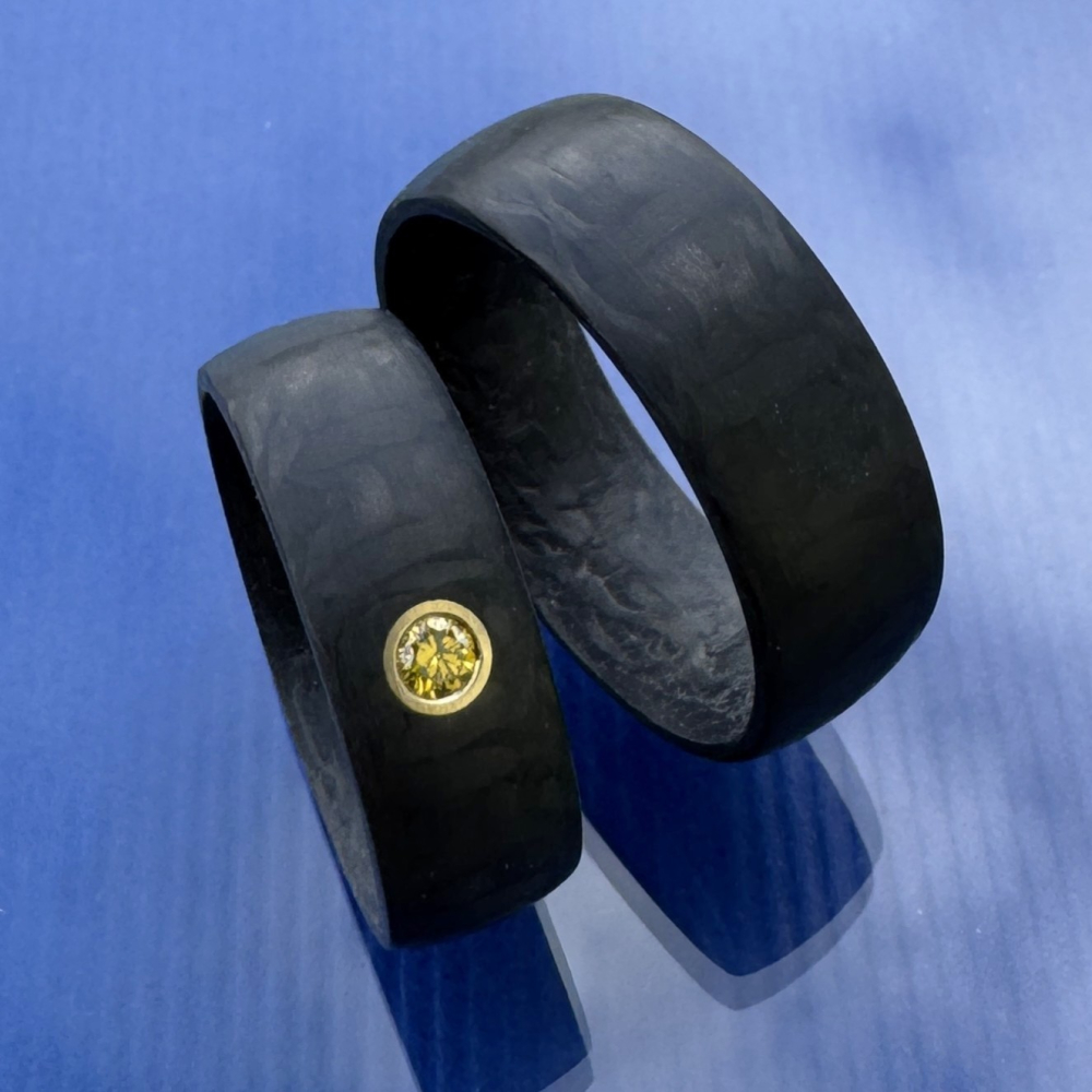Preview: Trauringe aus Carbon mit glatter Oberfläche und gelbem Diamant