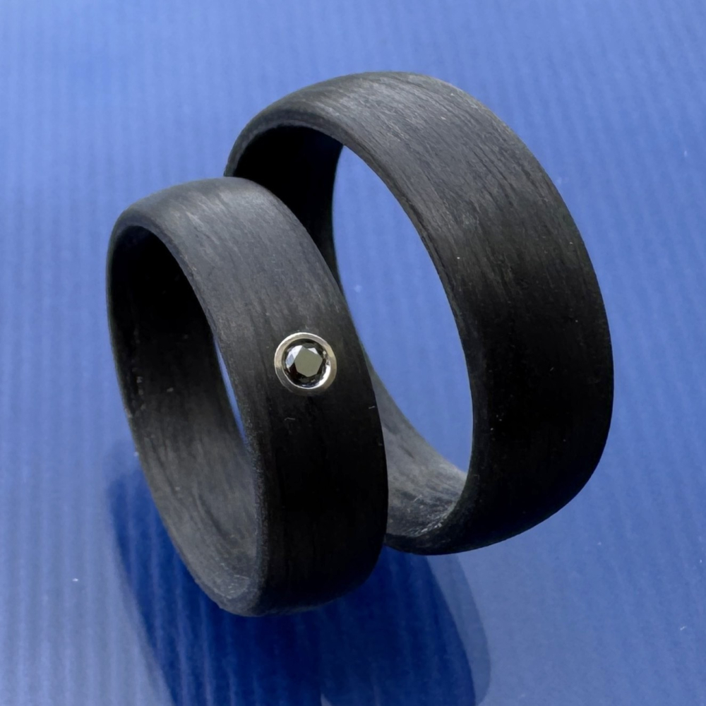 Preview: Trauringe aus Carbon mit glatter Oberfläche und schwarzem Diamant
