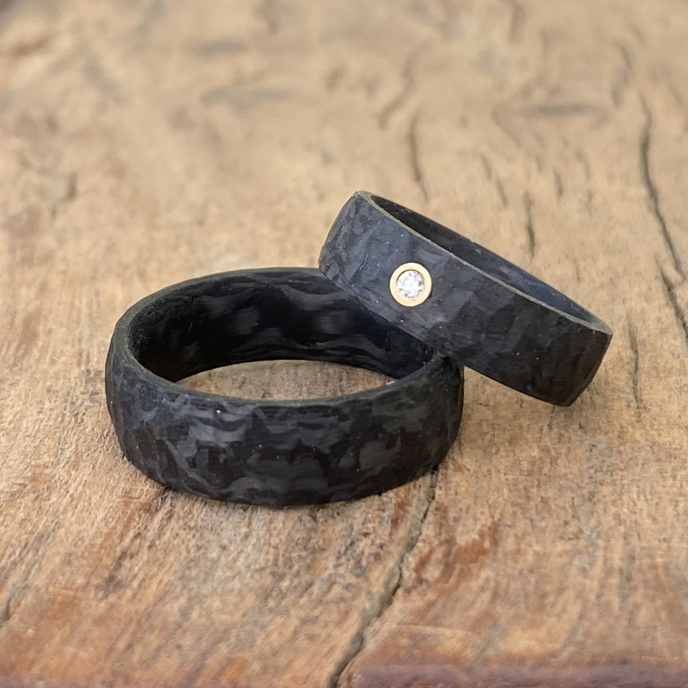 Trauringe aus Carbon mit glatter Oberfläche und gelbem Diamant