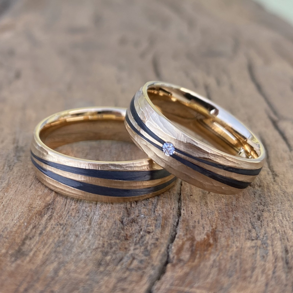 Preview: Trauringe aus 585 Apricotgold & Carbon – markant, modern & einzigartig