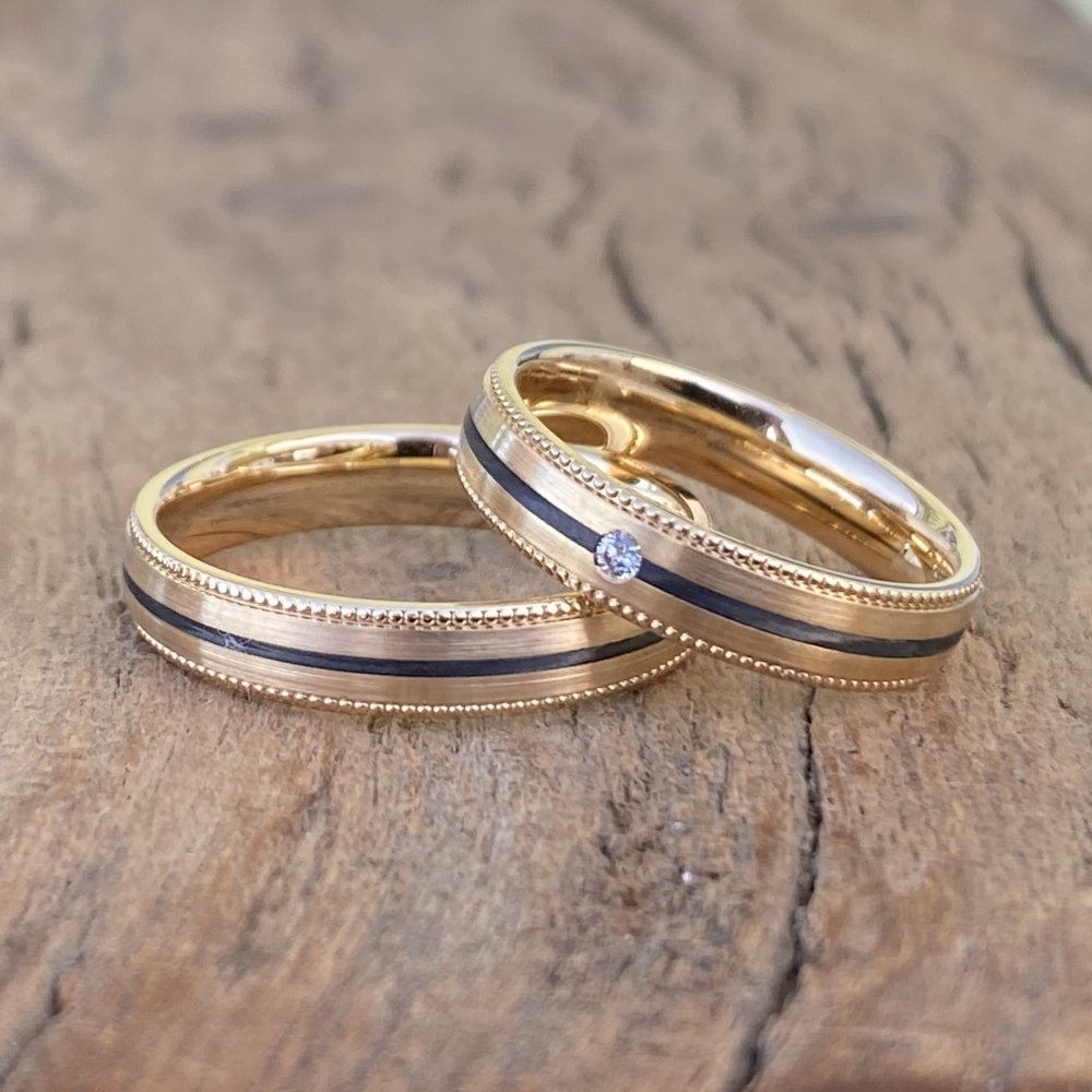 Preview: Trauringe aus 585 Apricotgold mit Carbon – Feinste Handarbeit mit modernem Kontrast