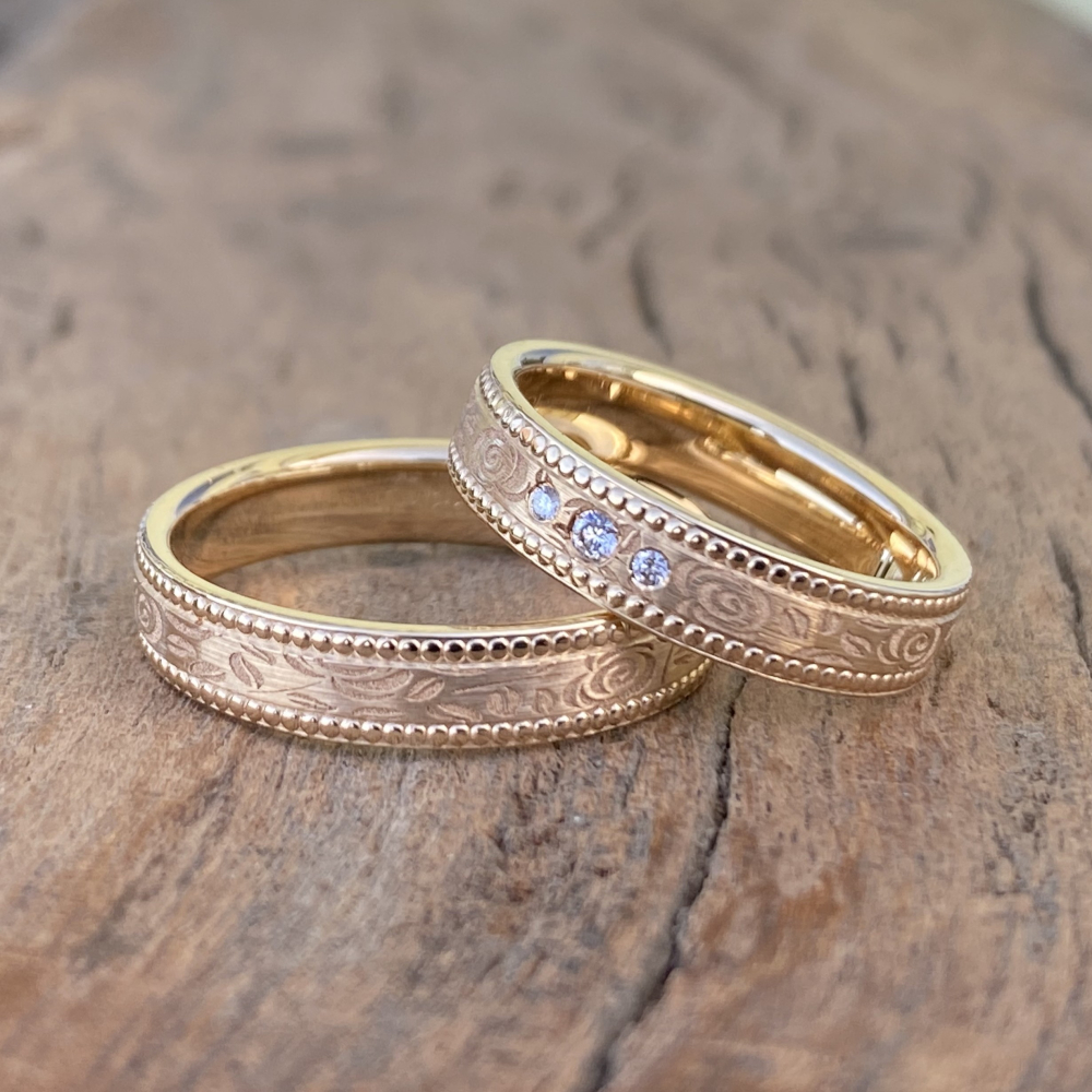 Preview: Exklusiver Trauring aus 585 Apricotgold – mit Brillanten & floralem Muster