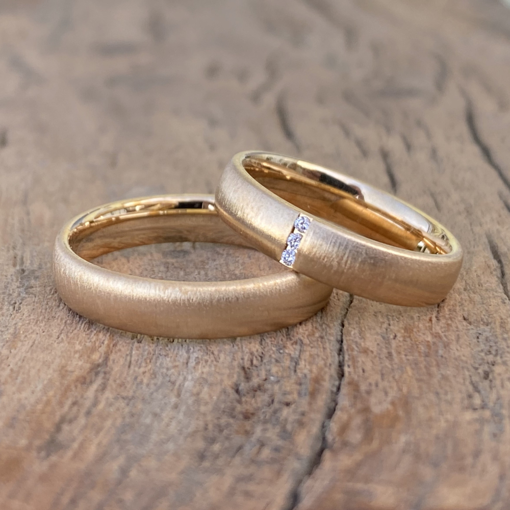 Preview: Trauringe aus 585 Apricotgold – Schlichte Schönheit & zeitlose Eleganz