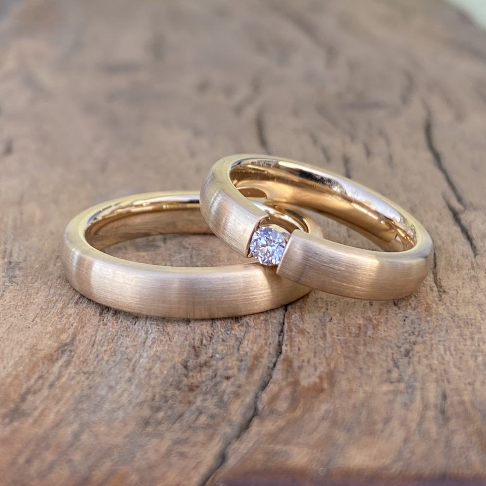 Preview: Klassische Trauringe aus 585 Apricotgold – massiv, elegant & mit Spannoptik-Brillant