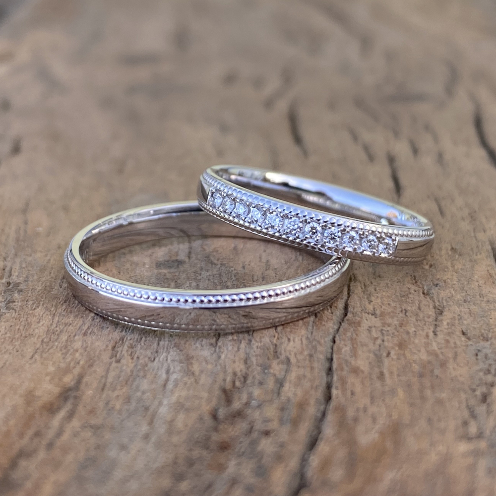 Preview: Klassische Trauringe aus 585 Weißgold – mit feinem Millgriff und Brillanten