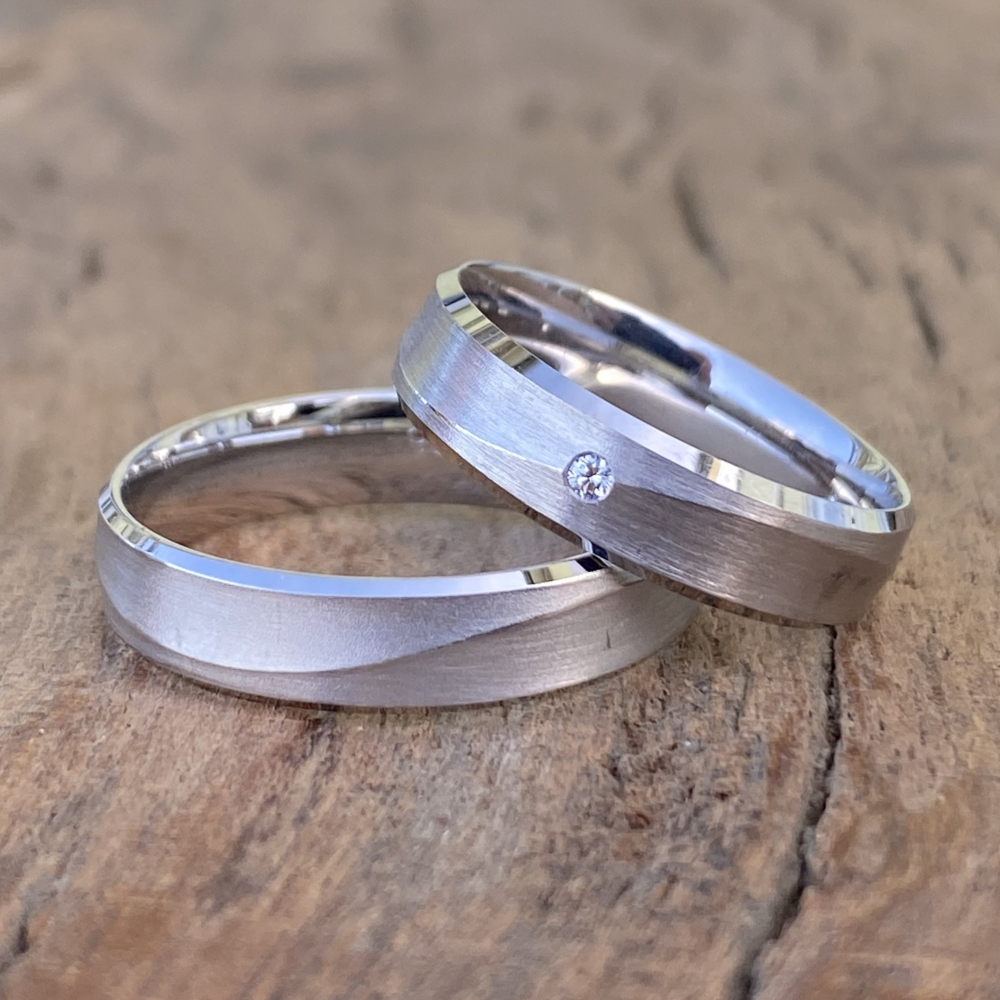 Preview: Elegante Trauringe aus 585 Weißgold – mit Wellenoberfläche & funkelndem Brillanten