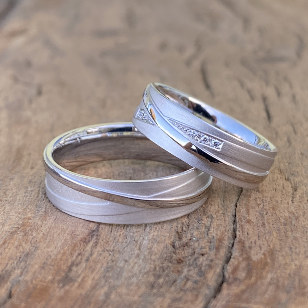 Preview: Trauringe aus 585 Weißgold – Modern, elegant & harmonisch geschwungen