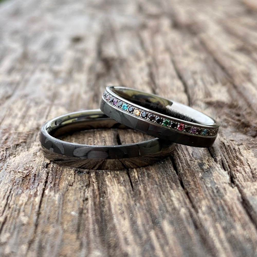 Preview: Trauringe aus 585 Graugold, Palladium & Carbon mit farbigen Brillanten